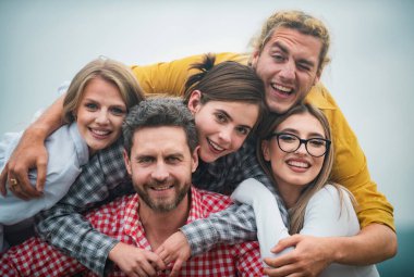 Bir grup mutlu insan. Gülümseyen arkadaşlar başparmakla gülüyorlar. Şirket öğrencileri selfie çeken en iyi arkadaşlar. Grup gençleri birlikte poz veriyor. Çok ırklı iş adamları