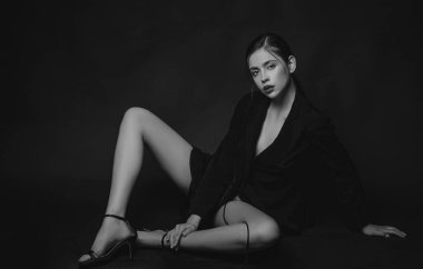 Moda konsepti. Tecrit edilmiş stüdyo geçmişi olan modaya uygun bir kadın. Genç, zarif bir kadının moda portresi, stüdyo fotoğrafı. Moda pozisyonunda güzel bir genç bayan.
