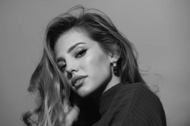 Doğal kadın güzellik kavramı. Güzel genç bir kadının portresi. Şehvetli, güzel bir kadın modelin yüzünü yakından çek. Doğal güzellik kadını.