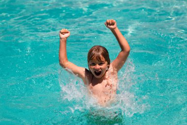 Havuzda oynayan heyecanlı çocuk hayrete düştü. Yaz tatili kavramı. Yaz çocukları sahilde deniz suyunda portre yapar.