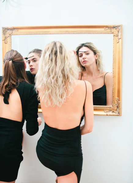 Kvinnliga Flickvänner Smink Förbereda Sig För Fest Titta Spegeln Ung — Stockfoto