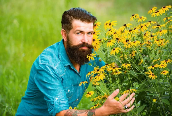 一个无忧无虑的男人在户外 团结与自然 田野和草地 — 图库照片