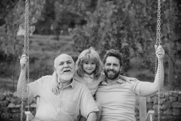 Großvater Mit Sohn Und Enkel Schaukeln Gemeinsam Sommergarten Auf Der — Stockfoto