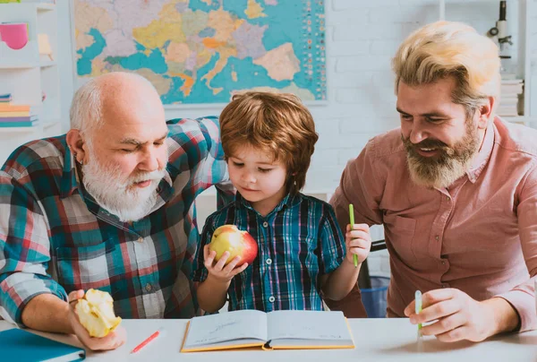 Dědeček Otec Syn Učí Psát Číst Dědeček Učí Grangsona Domácí — Stock fotografie