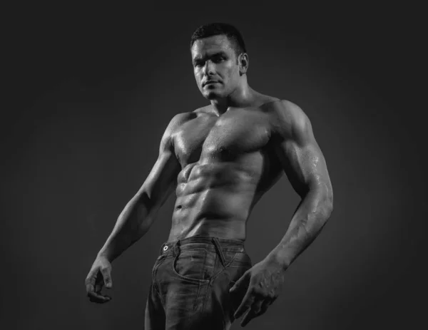 强壮野蛮人的时尚肖像 性感的身体 男性伸展肌肉 运动锻炼健美简介 — 图库照片
