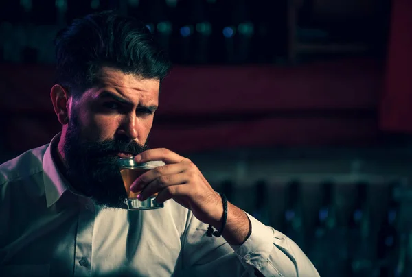 Przystojny Brodaty Mężczyzna Pijący Whisky Barze Hipster Pijący Brandy Barze — Zdjęcie stockowe