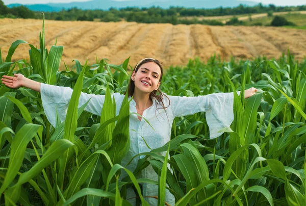 Femme Fermière Joyeuse Posant Dans Récolte Maïs Jeune Fille Heureuse — Photo