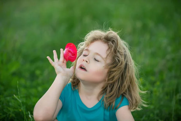 Παιδιά Μυρίζουν Λουλούδια Κοντά Κεφάλι Του Χαριτωμένου Παιδιού Στο Πάρκο — Φωτογραφία Αρχείου