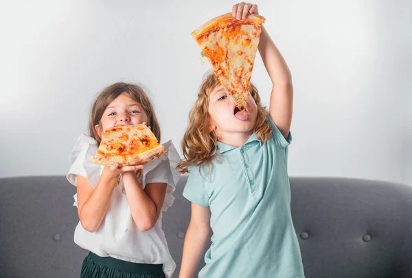 Niños Comiendo Pizza Lindos Niños Divertidos Niña Niño Comiendo Sabrosa — Foto de Stock