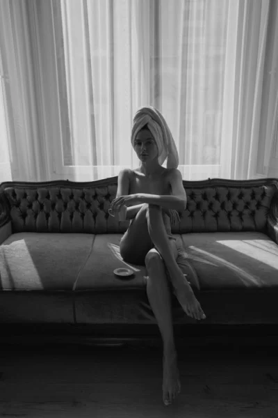 Relaxé Jeunes Modèles Féminins Sexy Dans Chambre Après Réveil Matin — Photo