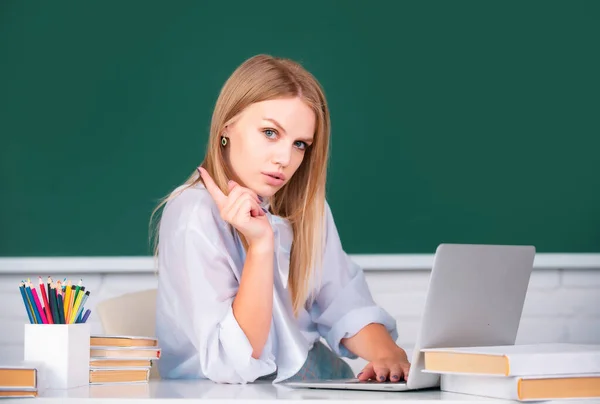 Női Főiskolai Hallgató Egy Laptopon Dolgozik Osztályteremben Vizsgára Készül Gyönyörű — Stock Fotó