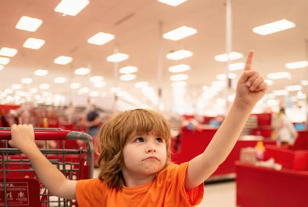 Kundenkindwagen Einkauf Supermarkt Lebensmittelgeschäft Supermarkt Einkaufen Mit Kind — Stockfoto