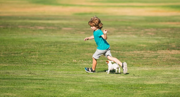 Koşan Köpek Mutlu Çocuk Dışarıda Bir Köpekle Koşuyor — Stok fotoğraf