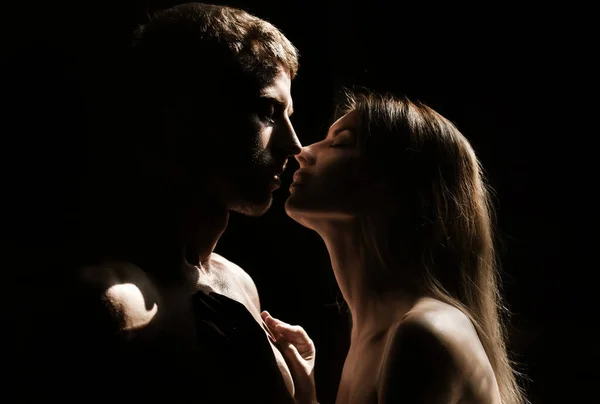 Romantic Couple Love Looking Each Other Embracing Kissing Black Background — Stock Photo, Image