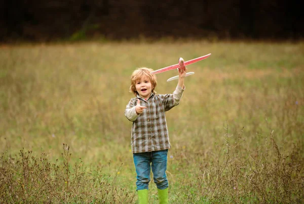 Ребенок Развлекается Игрушечным Самолетом Поле Мальчик Деревянным Самолетом Мальчик Хочет — стоковое фото