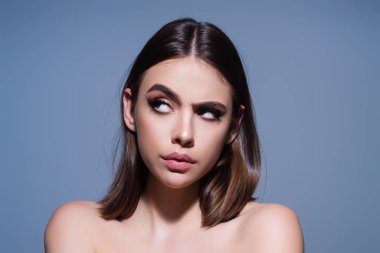 Düşünceli kadın stüdyo arka planında izole edilmiş düşünüyor. Düşünceli kadın problem çözümü planlıyor, düşüncelerde kayboluyor. Fikri düşün. Kızların kafası karışır. Şüpheyle kararsız, düşünceli. Düşünceli kavram