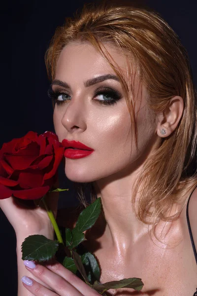 Jasny Makijaż Portret Atrakcyjnej Uroczej Dziewczyny Czerwonymi Różami Odizolowany Czarnym — Zdjęcie stockowe