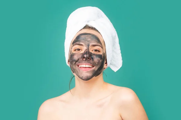 顔に炭顔の泥マスクを持つ女性 化粧品の手順 美容室と美容室 灰色の顔の粘土マスクを適用するスパの女性 美容トリートメント — ストック写真