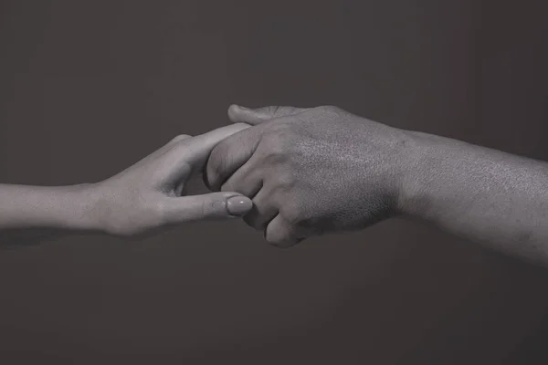 Helpende Hand Hand Vasthouden Sluiten Een Helpende Hand Bieden Redding — Stockfoto