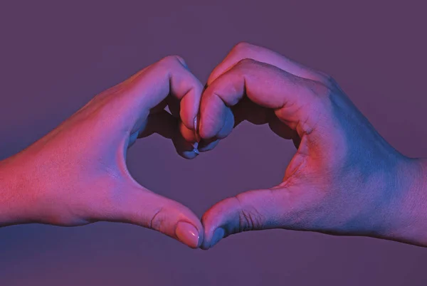 Kalp Şeklinde Bir Kadın Erkek Eli Aşk Kalpleri Şeklinde Eller — Stok fotoğraf