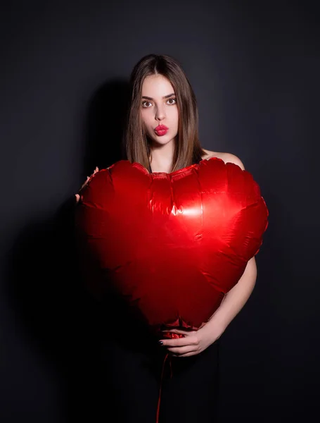 爱与情人节 漂亮的女孩拿着心形气球 性感女人 红心气球 心是情人节和爱的象征 女人拿着心形气球 恋爱中的女人 — 图库照片