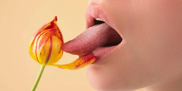 Лизати Губи Жіночий Рот Сексуальними Губами Лиже Квітку Язика Рот — стокове фото