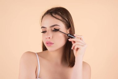 Mükemmel kirpikleri var. Doğal güzellik kirpikleri. Kirpikleri boyama ve kaplama. Kirpiklerini tarayan bir kadın. Makyaj ve kozmetik konsepti. Kirpik şekilli modelleme