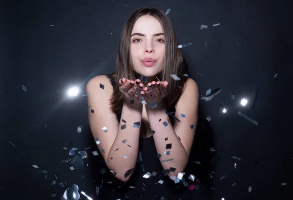 Menina Sexy Soprando Confete Retrato Bela Jovem Aniversário Dia Dos — Fotografia de Stock
