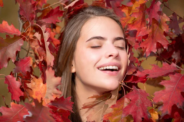 Egy Fiatal Portréja Őszi Levelekkel Romantikus Lány Álom Tartsa Őszi — Stock Fotó