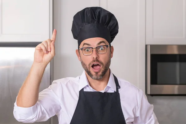 食べ物のアイデア キッチンでは板前の制服姿のイケメン中年男性 料理と料理 レストランメニューのコンセプト ケータリングと料理 広告食品のコンセプト — ストック写真