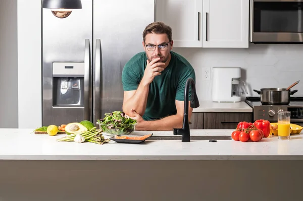 Muž Vaří Moderní Kuchyni Muž Doma Dělá Domácí Práce Připravuje — Stock fotografie