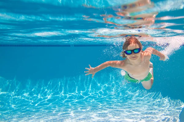 Kind Schwimmbad Lustiger Kleiner Junge Schwimmt Unter Wasser Pool Unterwasser — Stockfoto