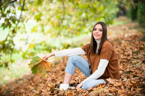 Portret Młodej Kobiety Jesiennymi Liśćmi Romantyczna Dziewczyna Marzy Jesiennych Liściach — Zdjęcie stockowe