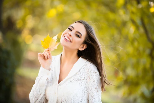 Mulher Outono Com Folha Bordo Amarelo Queda Retrato Livre Modelo — Fotografia de Stock