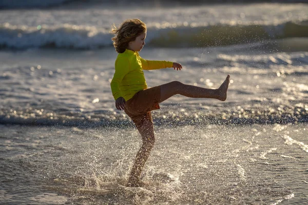Çocuk Yaz Tatilinde Sahilde Koşuyor Eğleniyor Denizde Oynayan Mutlu Çocuklar — Stok fotoğraf
