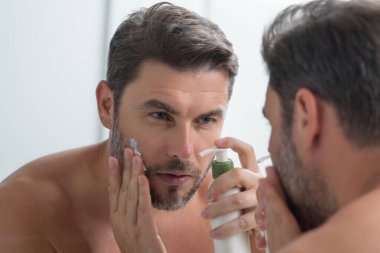 Cilt bakımı. Güzellik uzmanı yüz kremi sürüyor. Erkek spa modeli yüz kremi. Yüz kremi, nemlendirici, besleyici krem kaldırma. Yüz kremi cilt bakımı için. Kırışık kozmetik yüz tedavisi