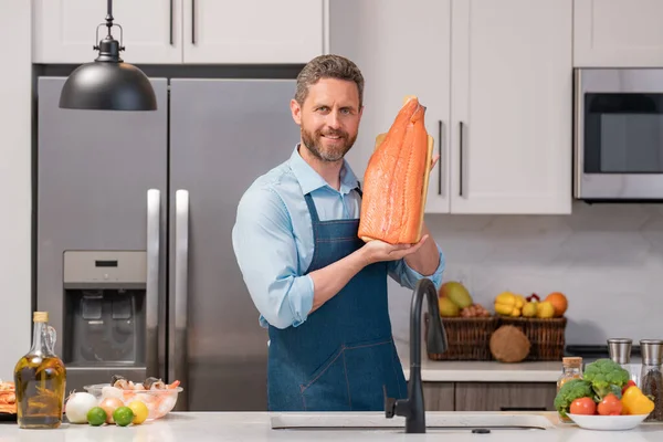 Chef Man Kock Förkläde Matlagning Skaldjur Krabba Och Räkor Lax — Stockfoto