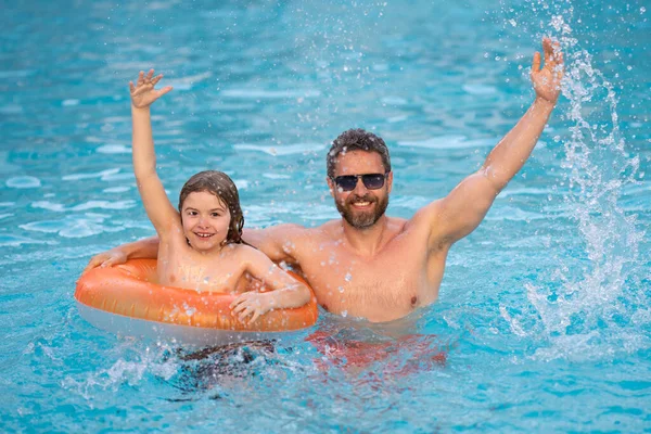 Vader Zoon Zwemmen Het Zwembad Zomerfamilie Weekeng Vader Zoon Spetteren — Stockfoto