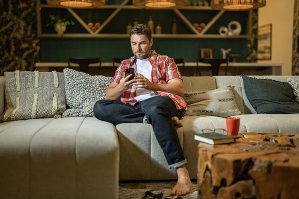 Όμορφος Άντρας Κινητό Κάθεται Στο Σπίτι Αμερικανός Χρησιμοποιεί Τηλέφωνο Ενώ — Φωτογραφία Αρχείου