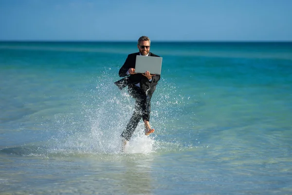 Excited Summer Business Travel Freelance Work Online Working Summer Businessman — Stock Photo, Image