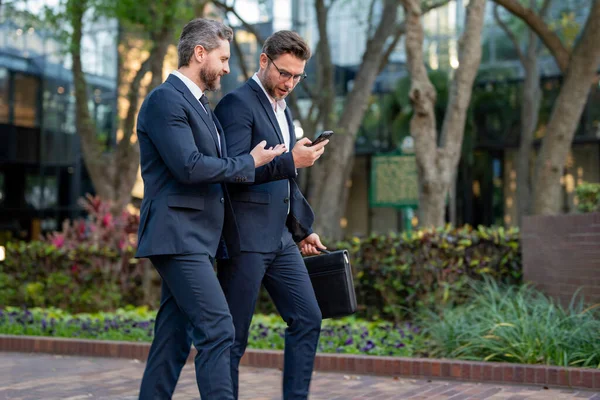 Biznesmeni Chodzą Ulicami Dwóch Biznesmenów Spacerujących Rozmawiających Biurowcu Dwóch Amerykańskich — Zdjęcie stockowe