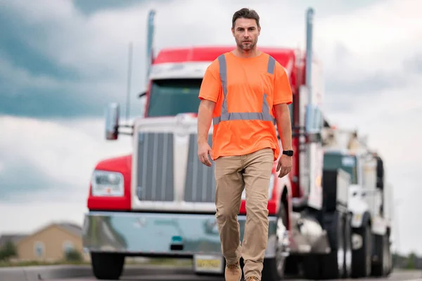 Mannen Chauffeur Buurt Vrachtwagen Vrachtwagenchauffeur Veiligheidsvest Bij Vrachtwagen Hispanic Man — Stockfoto