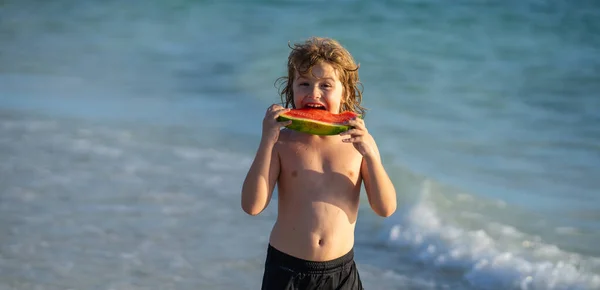 Ragazzino Che Mangia Anguria Spiaggia Bambino Che Tiene Fetta Anguria — Foto Stock