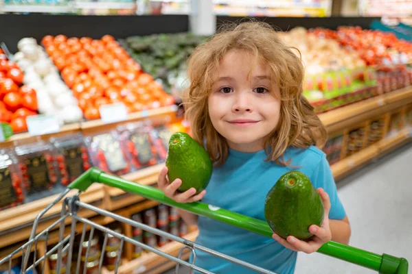 Einkaufen Discount Verkaufskonzept Junge Mit Einkaufskorb Kind Laden Konzept Supermarkt — Stockfoto