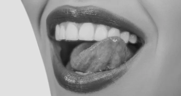 歯のケア歯と笑顔 舌の唇 — ストック写真