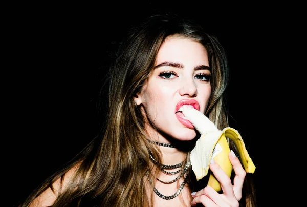 性感的年轻女人吃香蕉 热带水果 健康饮食 美丽而性感优雅的年轻女孩 性感甜蜜的梦 — 图库照片