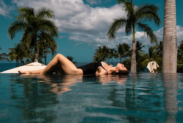 Sonsuz Havuzda Seksi Zarif Bir Kadın Mavi Denizin Manzarasının Tadını — Stok fotoğraf