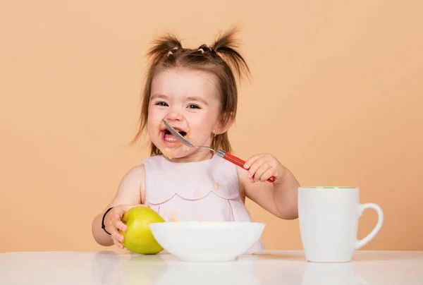 Ребенок Ест Пищу Счастливая Улыбающаяся Девочка Ложкой Ест Себя — стоковое фото