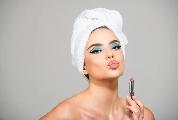Maquiagem Aplica Cosméticos Mulher Com Toalha Cabeça Aplica Batom Vermelho — Fotografia de Stock