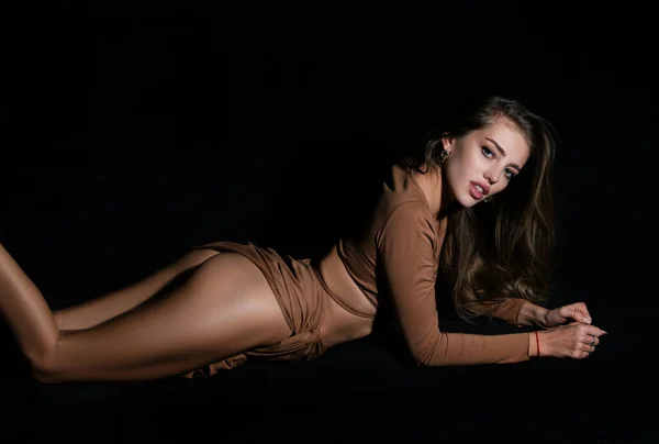 Sensuell Kvinna Perfekt Sexig Kvinna Med Perfekt Hud Poserar Sovrummet — Stockfoto